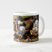 Werkende Fubby's in hun houtzagerij. ジャンボコーヒーマグカップ (正面右)