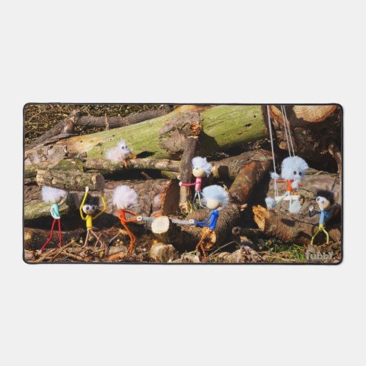 Werkende Fubby's in hun houtzagerij. デスクマット (正面)