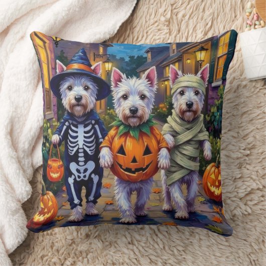 West Highland White Terrier In Halloween Costumes クッション (ブランケット)