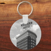 Western Auto Sign Black & White Architecture Photo キーホルダー (正面)
