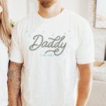 Western Cowboy Rodeo Personalized Daddy Tシャツ<br><div class="desc">Looking for the perfect gift for the best Daddy of a little cowgirl or cowboy? This western Daddy shirt is the perfect gift for all country lovin' Dads! The unique rope font that says "Daddy" is surrounded by sparkling blue stars. Easy to personalize the year. This is a great gift...</div>