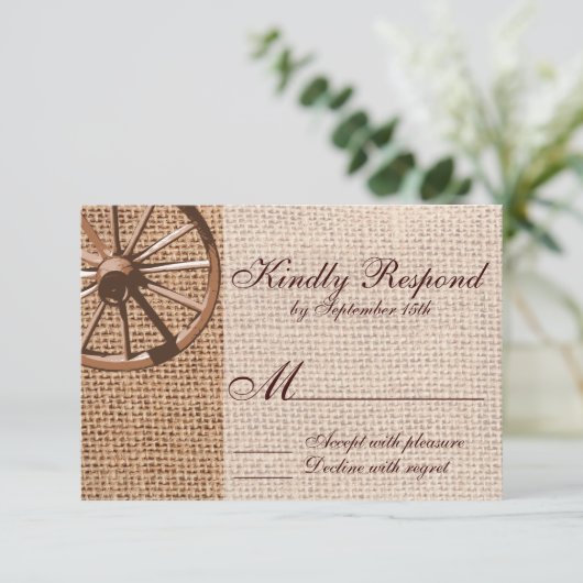 Western Wagon Wheel Burlap Weding RSVPカード (スタンド正面)