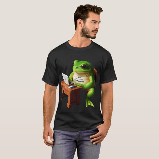 WFH Manager Frog at Desk Humor Shirt Tシャツ (正面フル)