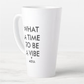 What パーソナライズされた A Time to be Vibe やる気を起こさせる カフェラテマグ (左アングル)