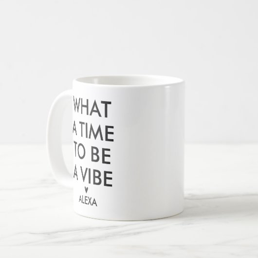 What パーソナライズされた A Time to be Vibe やる気を起こさせる コーヒーマグカップ (正面左)