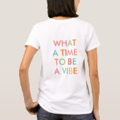 What a time to a Vibe やる気を起こさせる引用文 Tシャツ (裏面)