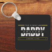 WHAT AN AWESOME DAD LOOKS LIKE  キーホルダー (正面)