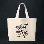 What Day Is It Hand Letteredトート ラージトートバッグ<br><div class="desc">日はぼやけか？火曜日か水曜日か？このユーモアのあるトートは、予定を過ぎたあらゆる人々の気分を軽減する。「今日は何日だ？」と黒文字で手書き。</div>