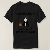 What Day Is Today Who Cares I'm Retired Cat Coffee Tシャツ (デザイン正面)