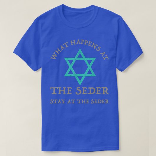 What Happens At Seder Funny Seder Jewish Holiday P Tシャツ (デザイン正面)