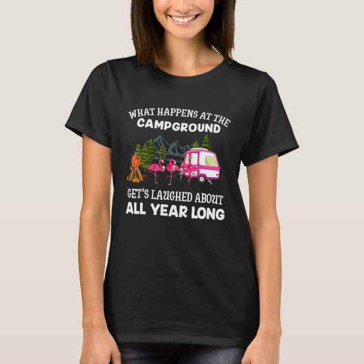 What Happens At The Campground Funny Pink Flamingo Tシャツ (正面)