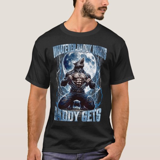 Whatever Daddy Wants Daddy Gets Funny Alpha Wolf M Tシャツ (正面)