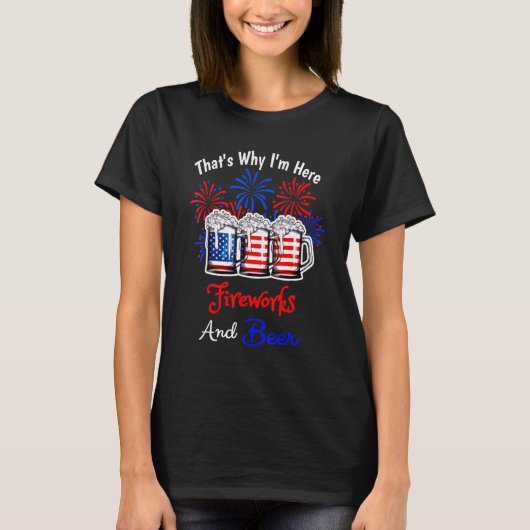 Whats Im Here Fireworks Beer American Flag Jul Tシャツ (正面)