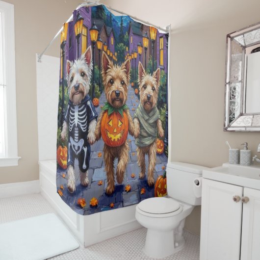 Wheaten Terrier Dogs In Halloween Cotumes シャワーカーテン (インサイチュ)