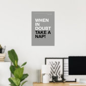 WHEN IN DOUBT, TAKE A NAP – Cozy Wall Art ポスター (ホームオフィス)