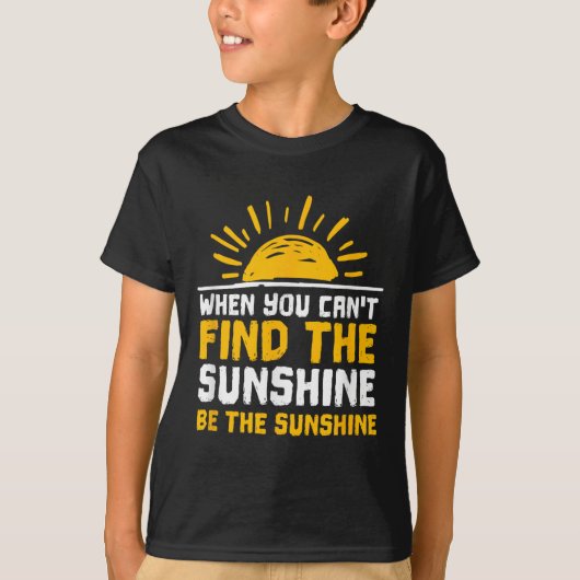When You Can't Find The Sunshine Be Sunshine For M Tシャツ (正面)