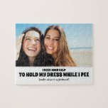 While I Pee - おもしろい Bridesmaid Proposal Photo ジグソーパズル<br><div class="desc">2人の友達のおもしろい写真の花嫁やメイド・オブ・オーナー（花嫁付き添い人）の提案ジグソーのパズル救済"私は私が見ている間に私のドレスを保持するためにあなたの必要がある。私の花嫁のメイドになるかい？」</div>