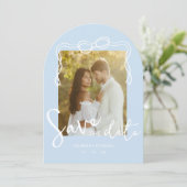  whimsicalなパウダーブルーのアーチ型写真Save the Date 招待状 (スタンド正面)