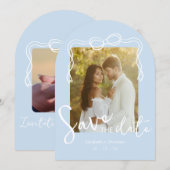  whimsicalなパウダーブルーのアーチ型写真Save the Date 招待状 (正面/裏面)