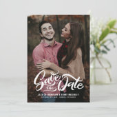 whimsicalなホワイトハンドレタードフォトオーバーレイ フラワーリ セーブザデート (スタンド正面)