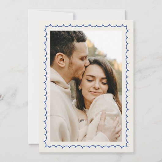 whimsicalなレトロプレイフルな手描きの乾杯ウェディング セーブザデート (裏面)