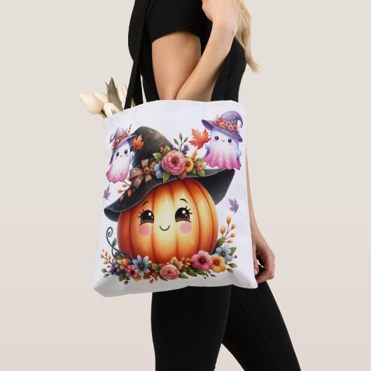 Whimsical Autumn Pumpkin Witch Design トートバッグ (クローズアップ)