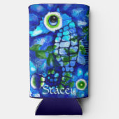 Whimsical Big-Eyes Seahorse Art Blue Personalized スリム缶クーラー (裏面)