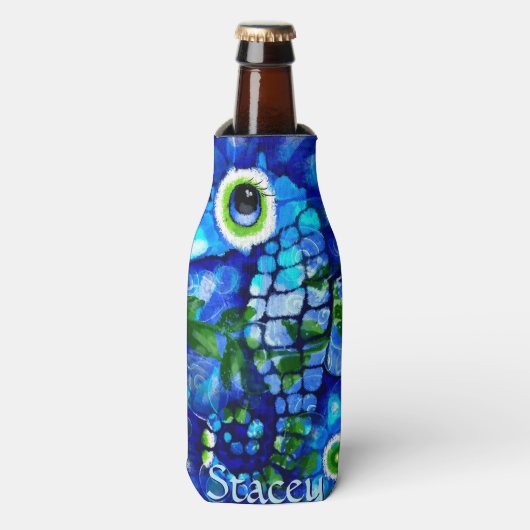 Whimsical Big-Eyes Seahorse Art Blue Personalized ボトルクーラー (ボトル正面)