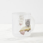 Whimsical Bookworm Kitten Two-Tone Mug – Magical フロストグラスマグカップ (正面右)