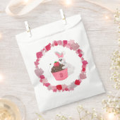 Whimsical Bunny, Bee & Strawberry Cupcake Birthday フェイバーバッグ (クリップ留めされた状態)