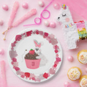 Whimsical Bunny & Strawberry Cupcake Birthday ペーパープレート (パーティー)