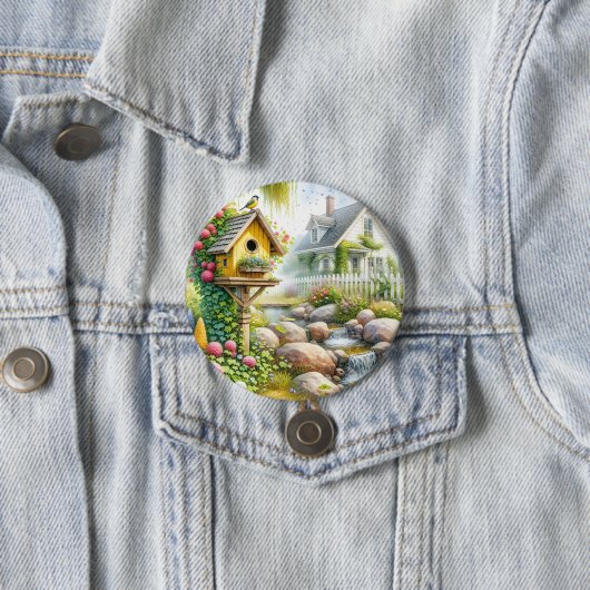 Whimsical Cottage Garden Birdhouse Stream 缶バッジ (インサイチュ)