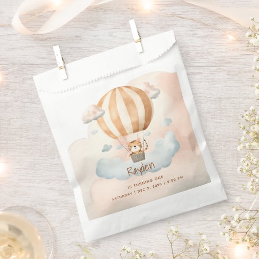 Whimsical Cute Tiger Hot Air balloon 1st Birthday フェイバーバッグ (クリップ留めされた状態)