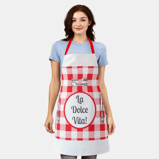 Whimsical Cutlery Dolce Vita Red Check Unisex エプロン (着用した状態)
