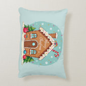 Whimsical Gingerbread House Christmas Scene アクセントクッション (裏面(縦))