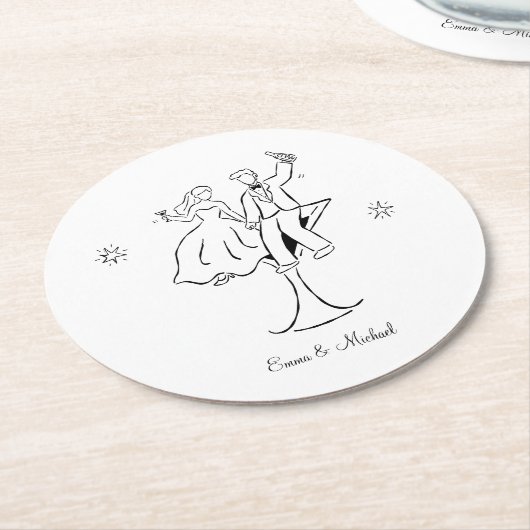 Whimsical Hand Drawn Couple Wedding Engagement  ラウンドペーパーコースター (アングル)