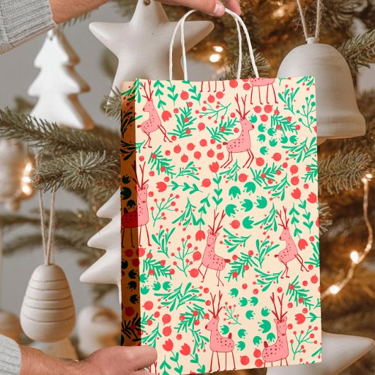 Whimsical Pink Reindeer and Winter Foliage Pattern ミディアムペーパーバッグ