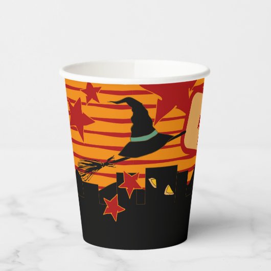 Whimsical Retro Witch Hat Over Skyline Halloween 紙コップ (左)