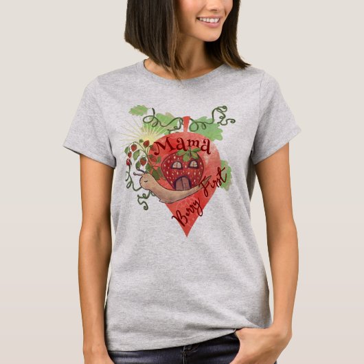 Whimsical Snail & Strawberry Mama Tシャツ (正面)