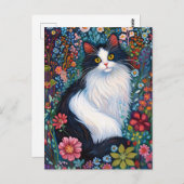 Whimsical Tuxedo Cat with Wildflowers ポストカード (正面/裏面)