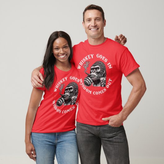 Whiskey Goes In Wisdom Comes Out Monkey (On Back) Tシャツ (ユニセックス)
