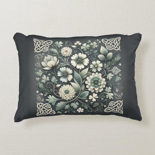 Whispered Clover Knotwork Garden アクセントクッション (正面)