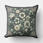 Whispered Clover Knotwork Garden クッション (正面)