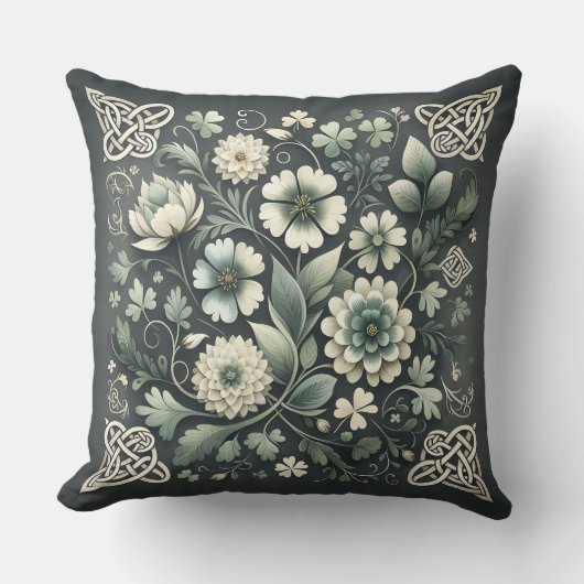 Whispered Clover Knotwork Garden クッション (正面)