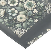 Whispered Clover Knotwork Garden ショートテーブルランナー (コーナー)