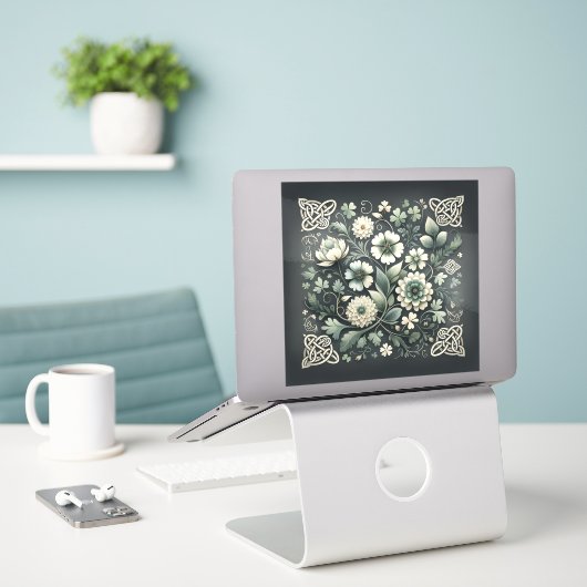 Whispered Clover Knotwork Garden シール (デスク上のノートパソコン)