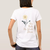Whispering Meadow - Butter Yellow Floral & Text Tシャツ (裏面)