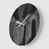 Whitbyの大修道院のゴシック様式アーチ古い黒い及び白 ラージ壁時計 (傾斜)