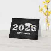 White 2026 Graduation Cap On Black Leather カード (黄色い花)
