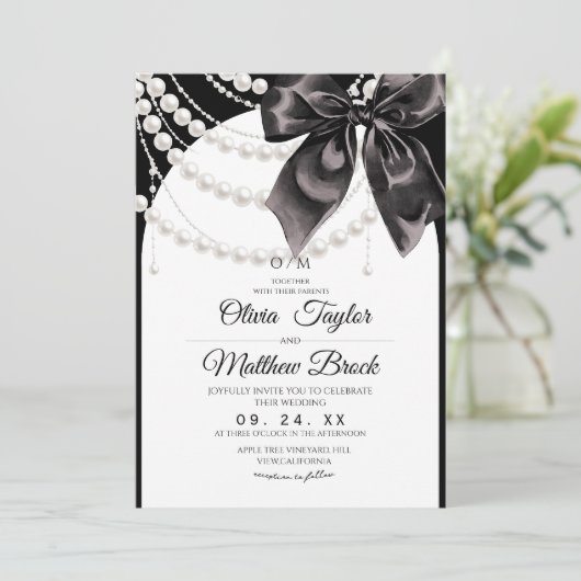 White and Black Bow Pearls Modern Elegant Wedding 招待状 (スタンド正面)